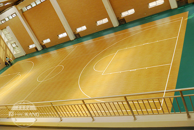 山西太原市九一小学的室内篮球场