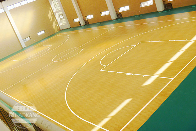 山西太原市九一小学的室内篮球场