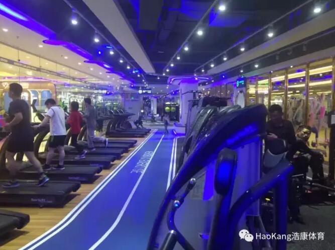 浩康健身房地板打造潮流健身房，帅哥靓妹都喜欢去这里流汗