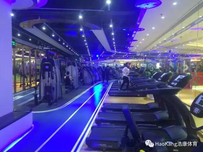 浩康健身房地板打造潮流健身房，帅哥靓妹都喜欢去这里流汗